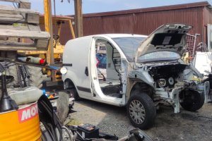 Warsztat samochodowy w którym ujawniono skradzione przedmioty 
