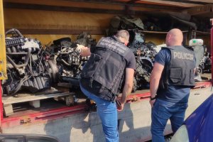 Warsztat samochodowy w którym ujawniono skradzione przedmioty 
