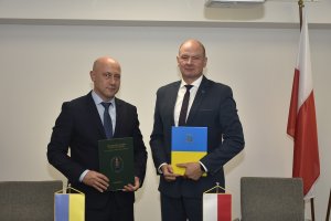 podpisanie protokołów przez przedstawicieli polskiej i ukraińskiej służby granicznych 