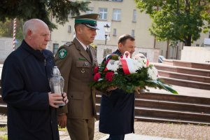 Złożenie kwiatów przed tablicą KOP w Przemyślu 