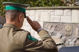 Złożenie kwiatów przed tablicą KOP w Przemyślu 