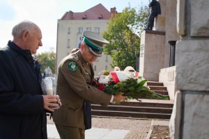 Złożenie kwiatów przed tablicą KOP w Przemyślu 