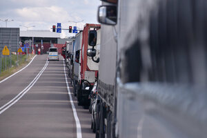 Samochody ciężarowe oczekujące na odprawę graniczną w Korczowej 