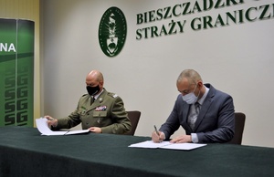 Podpisanie porozumienia w komendzie Bieszczadzkiego Oddziału SG 