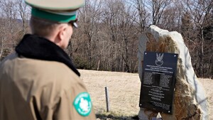 Złożenie zniczy pod tablicą poświęconą Pamięci Kapelanów Katyńskich w Kalwarii Pacławskiej 