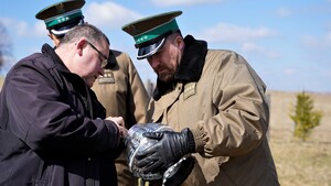 Złożenie zniczy pod tablicą poświęconą Pamięci Kapelanów Katyńskich w Kalwarii Pacławskiej 