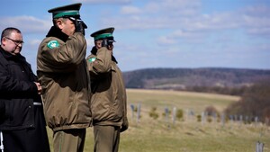Złożenie zniczy pod tablicą poświęconą Pamięci Kapelanów Katyńskich w Kalwarii Pacławskiej 