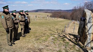Złożenie zniczy pod tablicą poświęconą Pamięci Kapelanów Katyńskich w Kalwarii Pacławskiej 