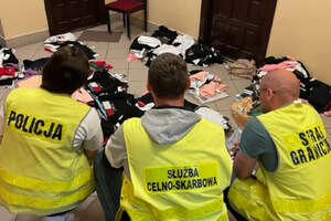 funkcjonariusze w trakcie działań 