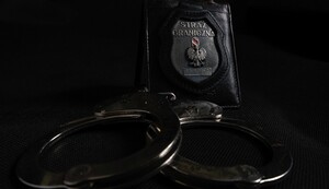 kajdanki oraz znak identyfikacyjny Straży Granicznej (fot. ilustracyjna) 