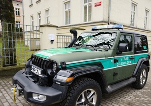 pojazd służbowy SG przez placówką w Sanoku 