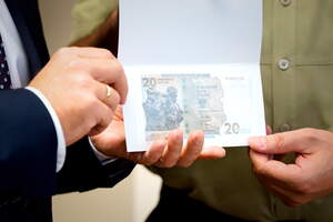 przekazanie banknotów 