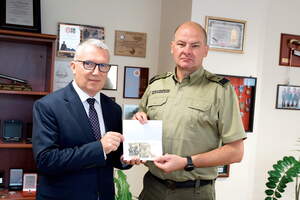 przekazanie banknotów 