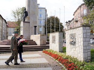 Złożenie kwiatów przez tablicą poświęconą KOP w Przemyślu 