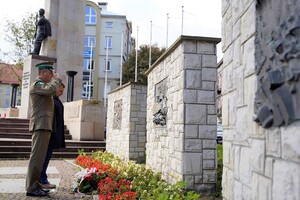 Złożenie kwiatów przez tablicą poświęconą KOP w Przemyślu 