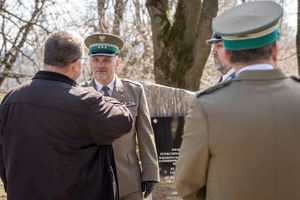 Złożenie kwiatów i zapalenie zniczy pod tablicą poświęconą funkcjonariuszom Policji zamordowanym w Kalininie 
