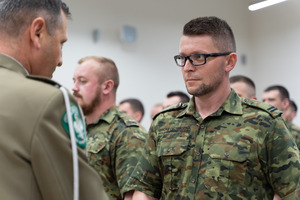 Wręczenie aktów mianowania na pierwszy stopień w korpusie podoficerów 