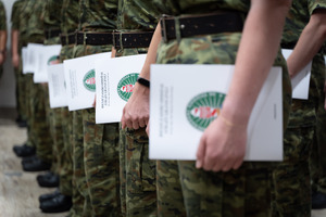 Wręczenie aktów mianowania na pierwszy stopień w korpusie podoficerów 