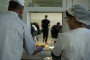 Strzeżony Ośrodek dla Cudzoziemców w Przemyślu - wydawanie posiłków 