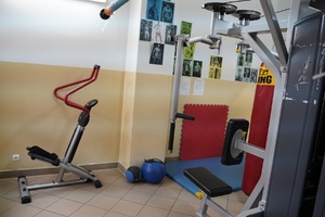 Strzeżony Ośrodek dla Cudzoziemców w Przemyślu - siłownia wewnętrzna 