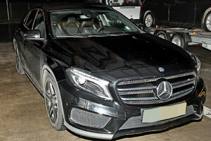 Zatrzymany mercedes 