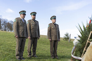 Delegacja oddziału SG oddaje hołd zmarłym 
