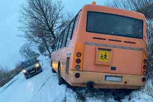 Autobus wpadł w poślizg na drodze pomiędzy Folwarkami i Niemstowem 