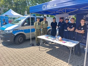 stoisko Policji oraz funkcjonariusze