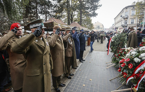 Obchody w Rzeszowie. Mundurowi oddają honor. Obchody w Rzeszowie.Mundurowi oddają honor.
