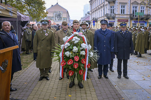 Obchody w Rzeszowie. Mundurowi składają wieniec. Obchody w Rzeszowie. Mundurowi składają wieniec.