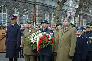 Obchody w Przemyślu. Mundurowi składają wieniec. Obchody w Przemyślu. Mundurowi składają wieniec.