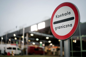 Znak kontrola graniczna, przejście graniczne w tle