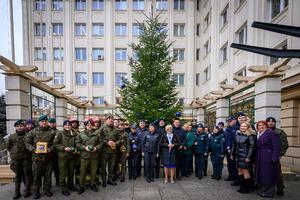 Mundurowi z Podkarpacia przystrajają choinkę przed Urzędem Wojewódzkim w Rzeszowie Mundurowi z Podkarpacia przystrajają choinkę przed Urzędem Wojewódzkim w Rzeszowie