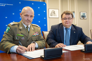 Podpisanie porozumienia przez gen. bryg. SG Tomasza Zybińskiego, Komendanta Bieszczadzkiego Oddziału Straży Granicznej oraz prof. dra hab. Adama Reicha, Rektora Uniwersytetu Rzeszowskiego