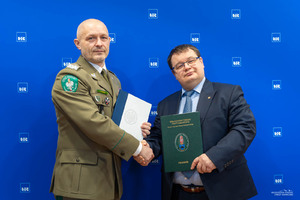 Podpisanie porozumienia przez gen. bryg. SG Tomasza Zybińskiego, Komendanta Bieszczadzkiego Oddziału Straży Granicznej oraz prof. dra hab. Adama Reicha, Rektora Uniwersytetu Rzeszowskiego
