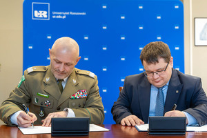 Podpisanie porozumienia przez gen. bryg. SG Tomasza Zybińskiego, Komendanta Bieszczadzkiego Oddziału Straży Granicznej oraz prof. dra hab. Adama Reicha, Rektora Uniwersytetu Rzeszowskiego