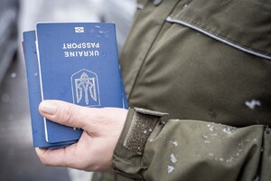 Odprawa graniczna Funkcjonariusz SG trzymający w ręku ukraińskie paszporty