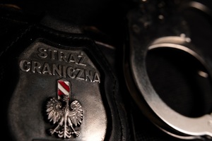 odznaka SG oraz kajdanki (zdjęcie ilustracyjne) odznaka SG oraz kajdanki (zdjęcie ilustracyjne)