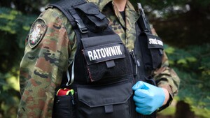 funkcjonariusz SG w kamizelce z napisem ratownik funkcjonariusz SG w kamizelce z napisem ratownik