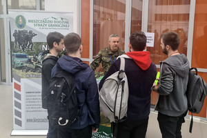 Targi Pracy, studenci przy stoisku BiOSG Targi Pracy, studenci przy stoisku BiOSG