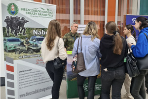 Targi Pracy, studenci przy stoisku BiOSG Targi Pracy, studenci przy stoisku BiOSG