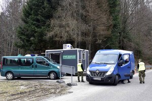 funkcjonariusze SG wspierają działania służb weterynaryjnych w Radoszycach funkcjonariusze SG wspierają działania służb weterynaryjnych w Radoszycach