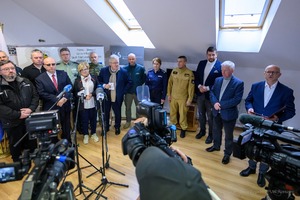 Odprawa sztabu kryzysowego w Barwinku. Briefing prasowy. (fot. Jerzy Żygadło, PUW) Odprawa sztabu kryzysowego w Barwinku. Briefing prasowy. (fot. Jerzy Żygadło, PUW)