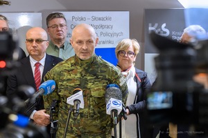 Odprawa sztabu kryzysowego w Barwinku. Briefing prasowy. (fot. Jerzy Żygadło, PUW) Odprawa sztabu kryzysowego w Barwinku. Briefing prasowy. (fot. Jerzy Żygadło, PUW)