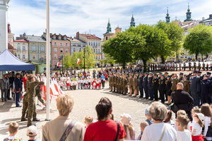 Przedstawiciele Bieszczadzkiego Oddziału Straży Granicznej wzięli także udział w uroczystościach z okazji Święta Flagi zorganizowanych na przemyskim rynku.