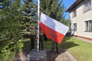 Podniesienie flagi państwowej na placówkach SG