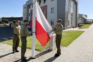 Podniesienie flagi państwowej na placówkach SG