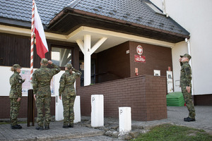 Podniesienie flagi państwowej na placówkach SG