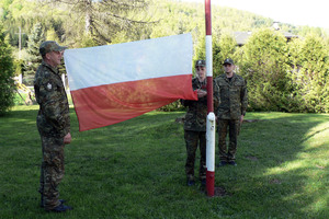 Podniesienie flagi państwowej na placówkach SG