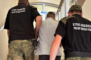 funkcjonariusze SG prowadzą zatrzymanego cudzoziemca funkcjonariusze SG prowadzą zatrzymanego cudzoziemca